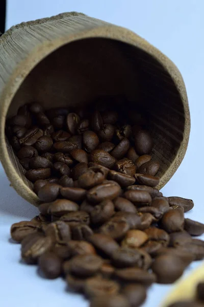 Kaffebönorna Bambuglaset Utspridda Bild Vit Bakgrund — Stockfoto