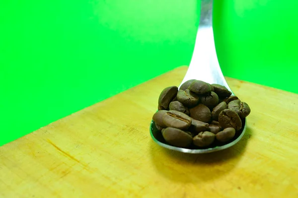 Kávová Zrna Šabloně Lžíce Zeleném Pozadí — Stock fotografie