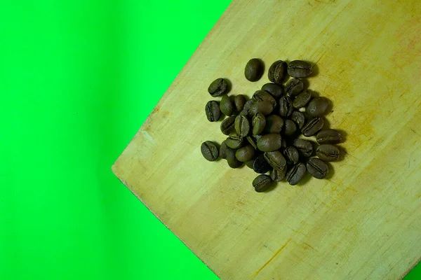 Koffiebonen Een Houten Plank Foto Ziet Mooi Uit Met Groene — Stockfoto