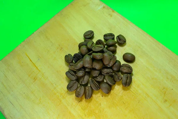 Kaffeebohnen Auf Einem Holzbrett Foto Sieht Schön Aus Mit Grünem — Stockfoto