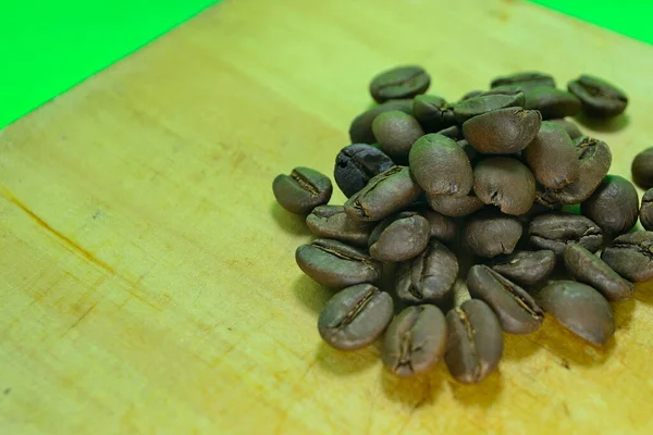 Koffiebonen Een Houten Plank Foto Ziet Mooi Uit Met Groene — Stockfoto