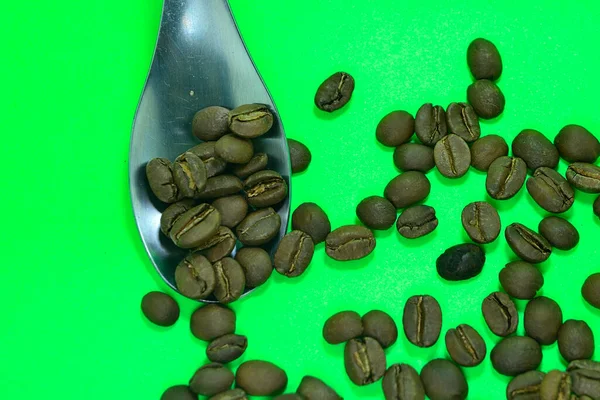 Kaffebönor Sked Grön Bakgrund — Stockfoto