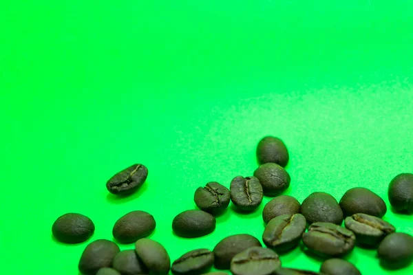 Yeşil Arkaplanlı Kahve Çekirdekleri — Stok fotoğraf