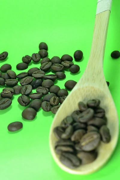 Bambu Kaşığında Kahve Çekirdeği Yeşil Arka Planı Olan Bir Kahve — Stok fotoğraf
