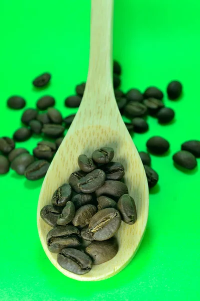 Kávová Zrna Bambusové Lžičce Dispozici Káva Posetá Zeleným Pozadím — Stock fotografie