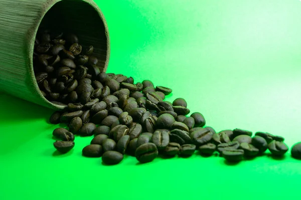 Koffiebonen Morsen Van Bamboe Glas Groene Achtergrond — Stockfoto