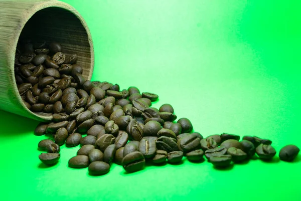 Kávová Zrna Rozlití Bambusového Skla Zeleném Pozadí — Stock fotografie