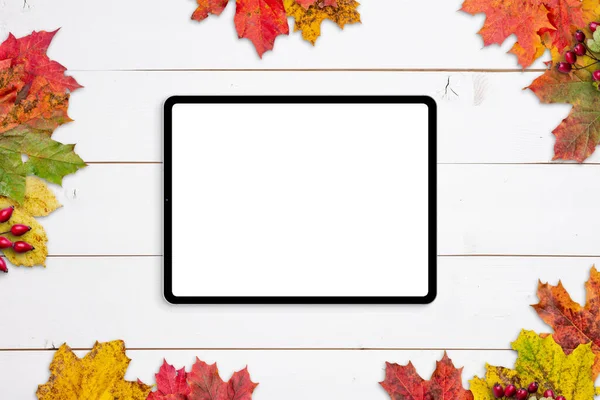 Tabletmodel Witte Houten Tafel Omgeven Door Herfstbladeren Geïsoleerde Weergave Voor — Stockfoto