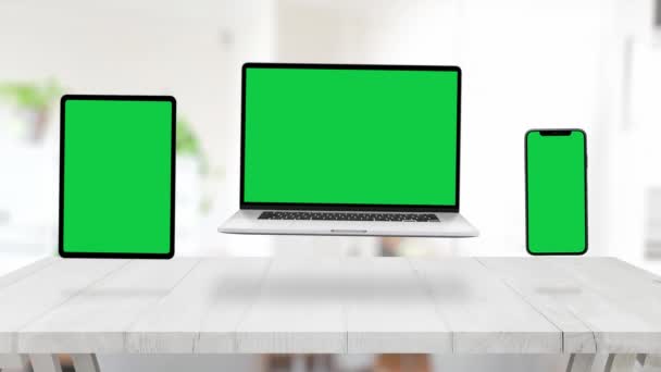 Schwebegeräte auf dem Bürotisch für eine reaktionsschnelle Webdesign-Präsentation. Isolierte Bildschirme in Chroma Key Grün für Attrappen