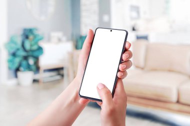 Parmak ekranı ile telefon modeli tutuluyor