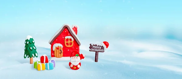 圣诞老人在房子前面带着礼物 用香甜做的糖果装饰很有创意 带有贺卡文字空间的可爱场景 — 图库照片