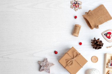 Beyaz ahşap arka planda kırsal Noel süslemeleri. Üst görünüm, düz görünüm ve kopyalama alanı