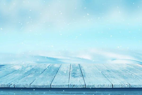 Puste Drewniane Biurko Śniegiem Tle Zimna Zimowa Scena Promocji Produktu — Zdjęcie stockowe