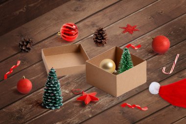 Noel süslerini kutudan çıkarıyorum. Noel ağacı ve ev alanı konseptini süsleme hazırlıkları. İzometrik görünüm