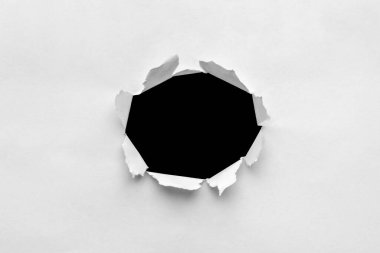 siyah yırtık delik ile kağıt levha