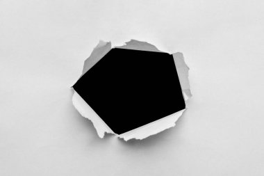 Siyah arkaplanda yırtılmış yırtık bir delik