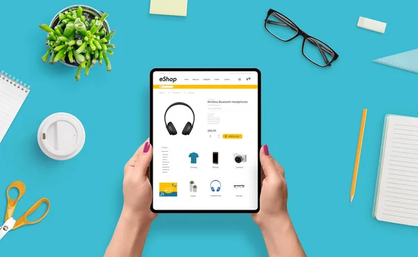 Online Shoping Tablet Concept Girl Use Commerce Web Site Buy — Foto de Stock