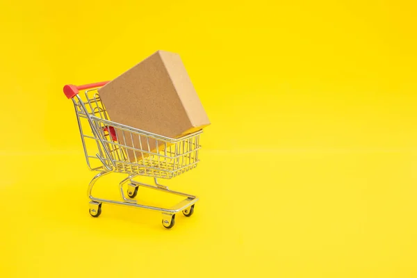 Shopping Trolley Cardboard Box Copy Space Promo Text — Φωτογραφία Αρχείου