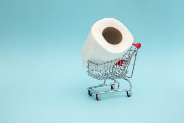 Alışveriş arabasındaki tuvalet kağıdı. Piyasada yüksek talep ve tuvalet kağıdı kıtlığı kavramı. 