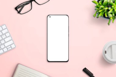 Ofis malzemeleriyle çevrili pembe çalışma masasındaki telefon. Uygulama veya web sayfası tasarım tanıtımı için temiz, düz konum