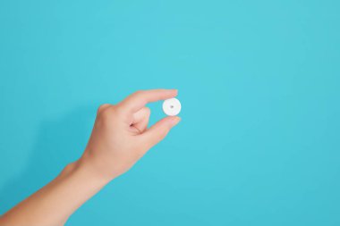 Elinizde kan şekeri sensörü var. Modern diyabet kontrol teknolojisi kavramı 