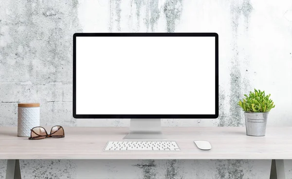 写字台上的计算机显示 有独立的屏幕 用于模拟 网页演示 用植物 眼镜和盒子清洁书桌 背景是白色的粗糙墙 — 图库照片