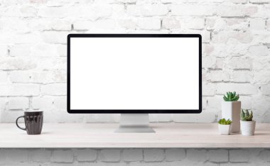 Bilgisayar görüntüleme modeli, kahve fincanı ve bitkilerle ön taraftaki ofis masasında.