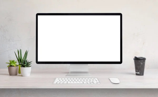Web Sayfası Sunumu Için Beyaz Izole Ekranlı Çalışma Masasında Bilgisayar — Stok fotoğraf