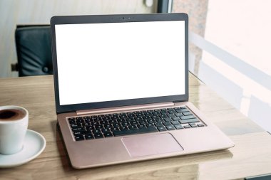 Kahve masasında dizüstü bilgisayar modeli. Web sitesi sunumu için izole ekran