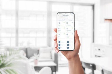 Ev otomasyonu konsepti için akıllı ev kontrol uygulaması. Aygıt kontrolüyle modern düz uygulama arayüzü