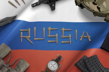Rus askeri teçhizatı bayrağın üstünde. Ukrayna istilası konsepti