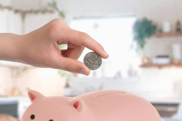 Putting Russian Ruble Coins Piggy Bank Concept Saving Russian Ruble — стоковое фото