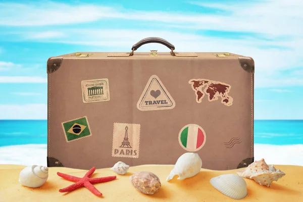 Reiziger Bagage Met Stickers Het Strand Omgeven Door Schelpen Zee — Stockfoto