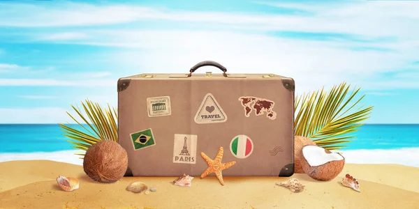 Retro Koffer Met Reisstickers Het Strand Omgeven Door Palmbladeren Kokosnoten — Stockfoto