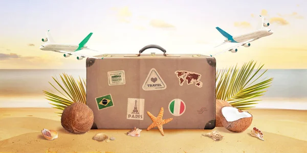 Retro Koffer Tropischen Strand Umgeben Von Flugzeugen Palmblättern Kokosnüssen Und — Stockfoto