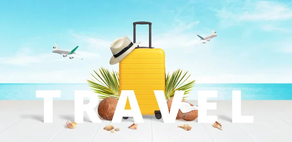 Reizen Gele Koffer Het Strand Omgeven Door Reistekst Kokosnoten Hoed — Stockfoto
