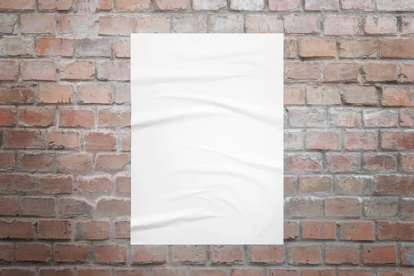 ポスターモックアップレンガの壁にしわのあるテクスチャ — ストック写真