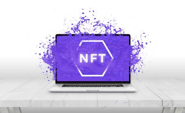 NFT karşılanamayan sembol metni dizüstü bilgisayar görüntüleme kavramından mor sıvı ile ortaya çıkar