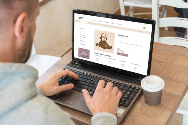 Adam pazar sitesinden NFT maymunu alıyor. İade edilemeyen sembol kavramına sahip ticaret eğilimi