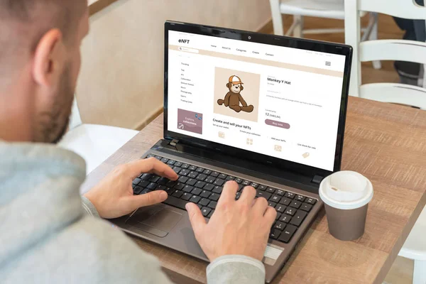 Guy Kauft Einen Nft Affen Auf Der Marktplatz Website Trend — Stockfoto