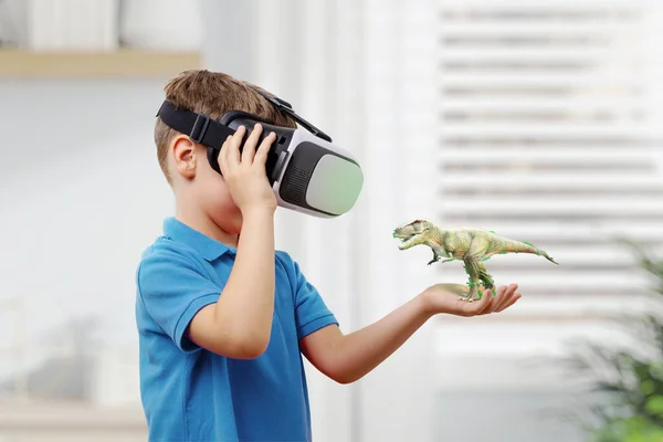 Gözlüklü Çocuk Koluna Bir Dinozor Yansıtıyor Eğitimde Sanal Gerçekliği Kullanma — Stok fotoğraf