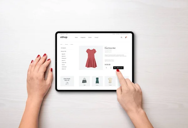 Belanja Online Dengan Tablet Gaun Wanita Merah Pada Halaman Web — Stok Foto