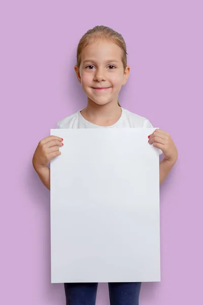 Menina Segurando Vazio Vertical Cartaz Para Apresentação Mockup Anúncio Texto — Fotografia de Stock