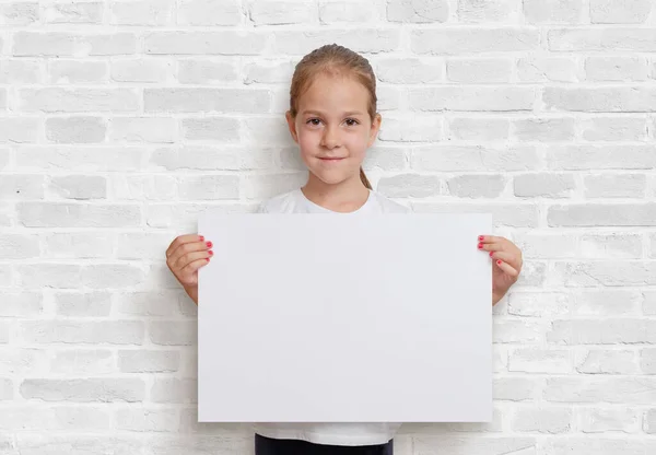 Menina Segurando Pôster Uma Posição Horizontal Papel Branco Para Apresentação — Fotografia de Stock