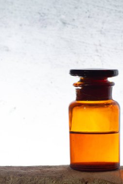 Küçük turuncu antika ilaç şişesi.
