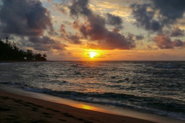 Denizin üzerinde dramatik gökyüzü ile gün batımı - Maui, Hawaii, ABD