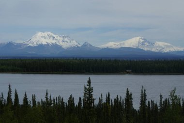 Alaska, Bakır Merkezi 'nin güneyindeki Richardson Karayolu' ndan Wrangell Dağları