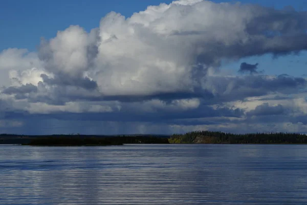 Lake Louise Alaska Puffy Clouds — Stock Photo, Image