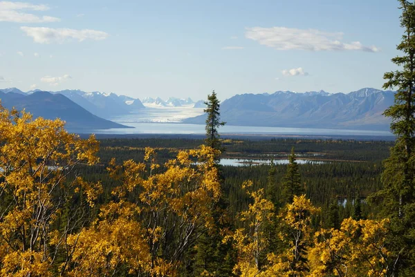 アラスカ州ルイーズ湖道路から秋のタズリナ氷河と湖 — ストック写真