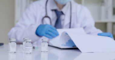 Doktor Covid-19 aşısı hasta verilerini okuyor.
